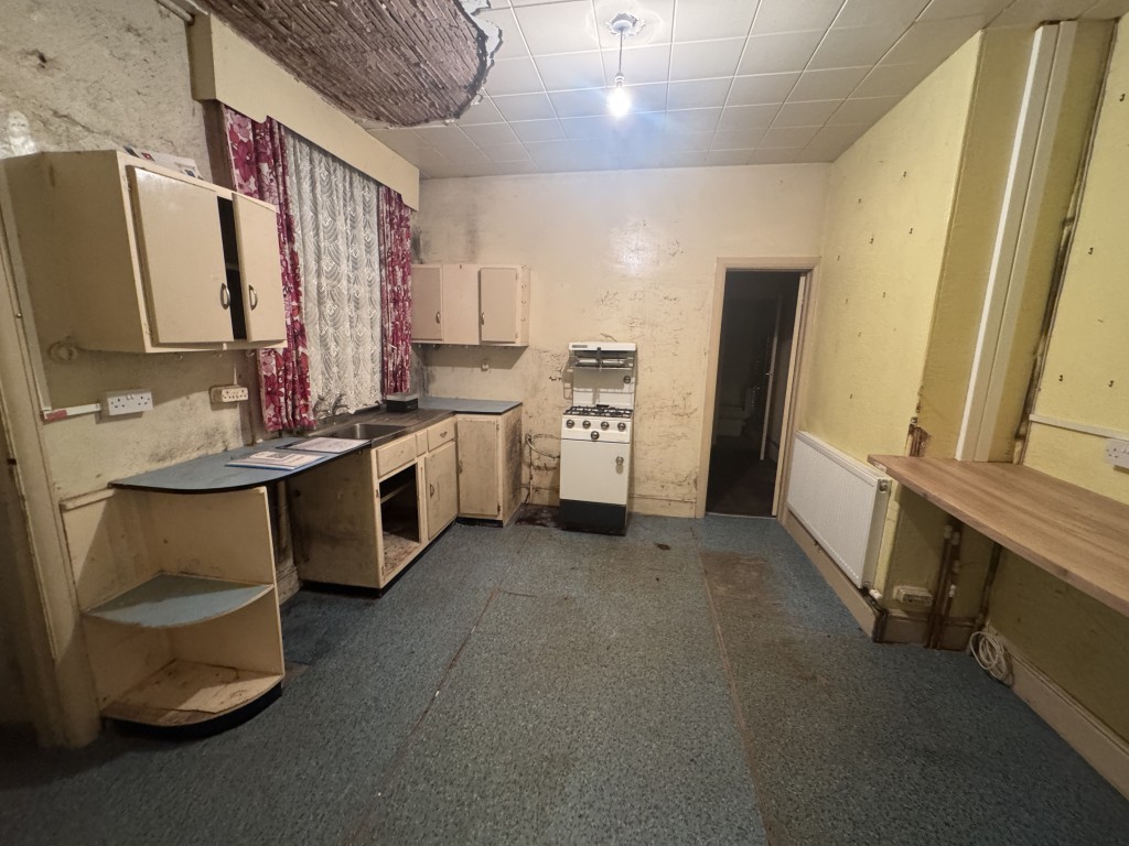 Lot: 40 - SEMI-DETACHED VICTORIAN HOUSE FOR IMPROVEMENT AND REPAIR - Kitchen ground floor